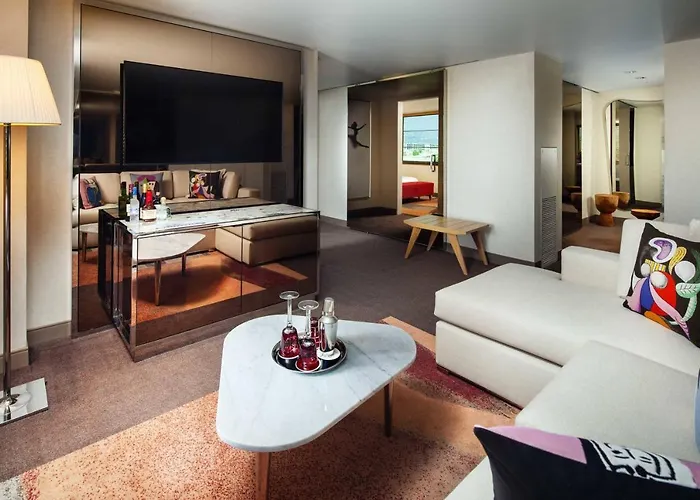 Deluxe One-Bedroom King Suite